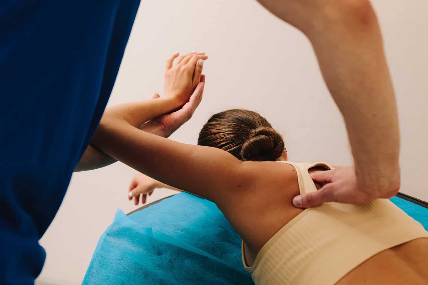 Osteópata aplicando terapia manual a una paciente deportista para mejorar bienestar y movilidad